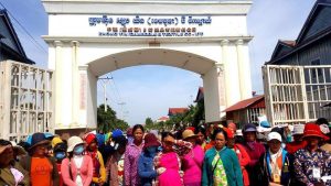 ខេត្តកណ្តាល ៖ កម្មករកម្មការនីរាប់រយនាក់ ក្នុង​រោងចក្រ ” ក្រុមហ៊ុនស្យុងយឹន(ខេមបូឌា)ប៊ីថិកស្ថាយ៏​” ហៅរោងចក្រយក្ស ដែលស្ថិតនៅក្នុងភូមិព្រែកត្រែង